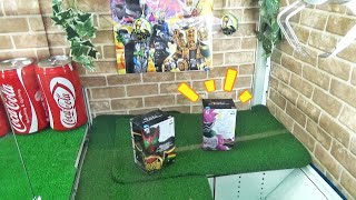 クレーンゲームの中の仮面ライダーフィギュアを何回で取れるかな？