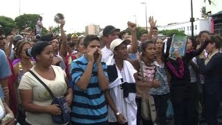 Starving Caracas slum residents protest outside supermarket