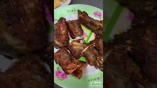 bữa cơm cuối tuần của gia đình nhỏ mới cá nhà dùng bữa