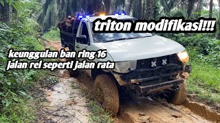 Keunggulan mobil sawit Triton ban ring 16 di jalan berel #mobilsawit #sawitkalimantan #strada