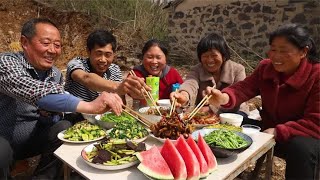 胖妹家今真热闹，娘家人来做客，婆婆做桌拿手菜，边吃边喝乐开怀