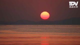 日出湾に沈む夕日