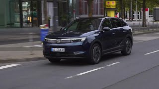 The new Opel Grandland Hybrid Driving in the city