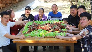 It’s Mid-Autumn Festival, and sister Xia’s family gather together