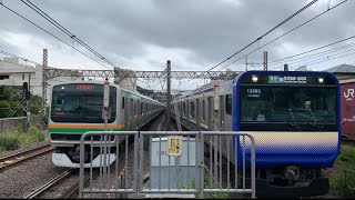 東海道線E231系と横須賀線E235系　戸塚駅にほぼ同時入線するシーン