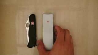 Victorinox - Swiss Army Trailmaster/Trekker (One Hand) Knife Review