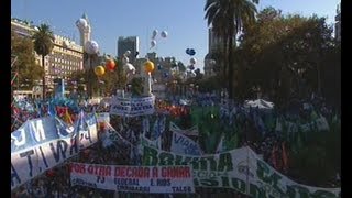 Miles de personas ocupan desde temprano la Plaza de mayo para participar de los festejos