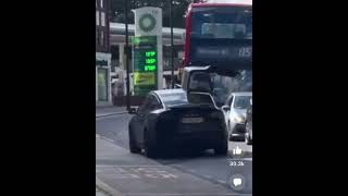 出發前請繫好安全帶  Tesla Model X driving with a door OPEN.