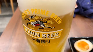 生ビールを美味しそうに飲む