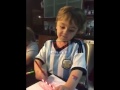 pequeño argentino sorprende a sus padres cantando