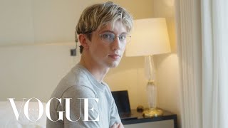 Troye Sivan si prepara per lo show di Prada durante la Men Fashion Week | Last Looks | Vogue Italia