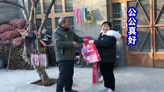 媳婦帶孩子回家住，爸爸怕孩子冷凍著給買的啥，兒媳誇公公真好【農村小慧】