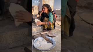 Pathani girl making bread || Beautifull Pashtun girl making roti