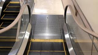 ［商業施設］エスカレーター　日立製　escalator