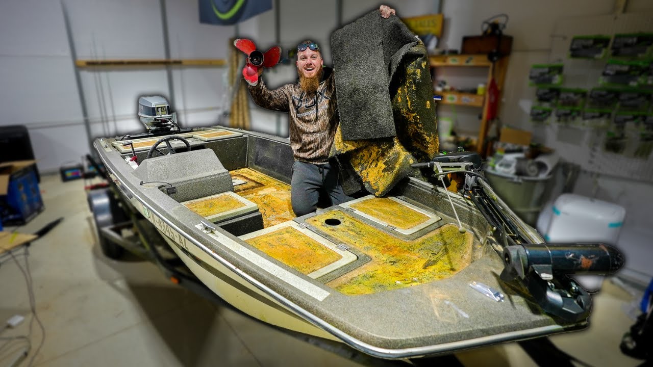 We Completely GUTTED the 35 Year Old Project Boat (INFESTED w/ MAGGOTS!!)