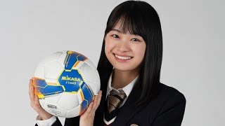 【高校サッカー】応援マネジャー月島琉衣がチェックスカート＆ブレザー制服姿で選手先導／開会式