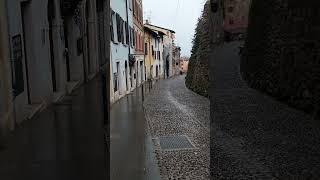 Sirmione municipio italiano , provincia de Brescia Italia , سيرميوني بين البندقيّة ومدينة ميلانو