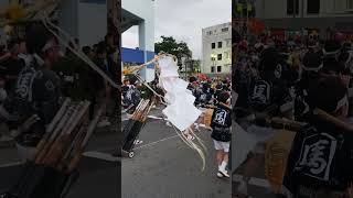 日本東北三大祭，秋田竿燈祭，竿燈隊進場。