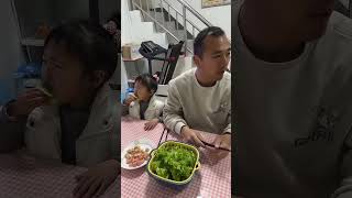 爸爸竟然偷吃闺女的肉，万万没想到！#funny #搞笑 #baby