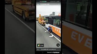 Google國道一號竹北高速公路地圖上有一輛故障中的臺北客運創奕電動巴士