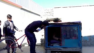 The small shoe mender shop in Kocha Qalae Wazir / غرفه کوچک پیرمرد موچی در کوچه قلعه وزیر