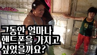 한국에서 날아온 뜻밖의 큰 선물에 말없이 오열하는 소녀(Donation)