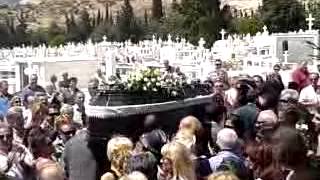 newsbomb.gr - Κηδεία Θύμιου Καρακατσάνη