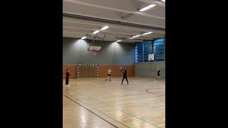 Un exercice complique de passe reception 2 pour des jeunes en handball par le coach Philip