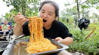 Sister Miao cooks four packs of Hot Chicken Flavor Ramen at one time