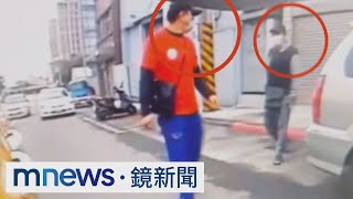 【獨家】假搭車真搶劫　兩惡煞持電擊棒搶運將｜#鏡新聞