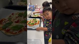 休日の夕ご飯は手作りピザ🍕2人とも上手にできて大喜び😊🤍 #赤ちゃん #主婦 #子育て #女の子のママ #3人のママ #3児のママ #夕ご飯 #ピザ作り