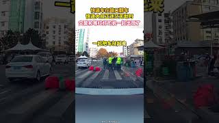 快遞車在路口翻車，快遞大叔正迷茫無助時，交警和等紅燈司機一起出現了