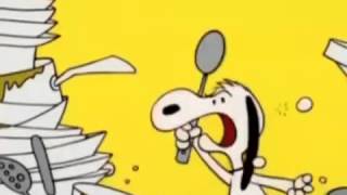 Snoopy lavando a louça/ washing the dishes