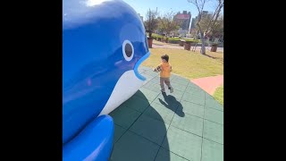 ［旅行］台中梧棲頂魚寮公園 巨大鯨魚蹓滑梯 可愛海豚 咖咖船長開超極大船 深入認識頂魚寮歷史沿革 民俗技藝 巨大陀螺手鈴鼓 可愛鬆鼠松果 彩虹椅偽出國彩繪海底世界 盪鞦韆 魚類造型椅 果實 造型樹