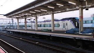 E353系 S101編成 特急かいじ40号新宿行が国立駅3番線を低速通過するシーン