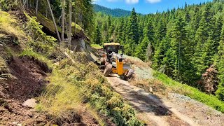 How Does the Deere 670 Grader Repair and Slope Roads Rolled Over by Landslides? #grader #johndeere