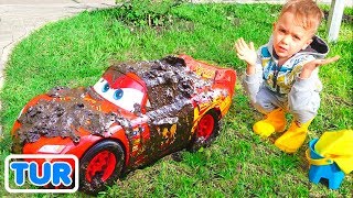 Nikita ve kırmızı oyuncak araba yıkama