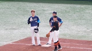 大勢投手にデットボールを受けた長谷川選手、一塁走者に戻り師匠である坂本選手に大丈夫の”OK\