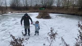 Lära mig åka skridskor ⛸️⛸️ Farfars gård med djur #winter #boy #skate #animals #pov