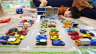 トミカタウン トミカをいっぱいならべようひろい駐車場の