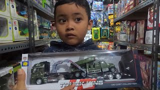 Ade bocil beli mainan mobil truk crane pengakut mobil truk