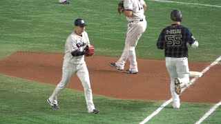 控えめにグラブを叩く！パーフェクトリリーフで勝ち投手の石山泰稚！日本シリーズ 2021/11/23 東京ヤクルトスワローズ