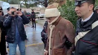 Palermo, l'arresto di Matteo Messina Denaro: il boss portato via dai carabinieri