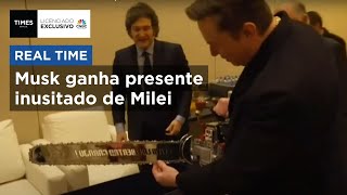 Javier Milei presenteia Elon Musk com motosserra durante a CPAC; assista