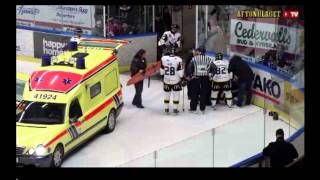 Niclas Lundgren i Västerås tacklas vålsamt i Hockeyallsvenskan 2011