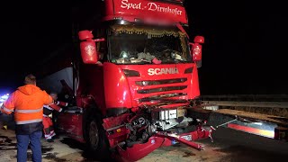 LKW fährt an Stauende auf LKW - Fahrer verletzt - Bergung auf A61 in Rheinbach am 14.11.22