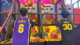 Yoyo投籃機-No.198\u0026202，9顆球PK，竟然兩人同時破1000？ Street Basketball Arcade Game 9 Balls Match