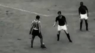 Quando Garrincha jogava sério, ninguém era capaz de pará-lo.