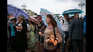 Без задержаний и под проливным дождем: как проходит «Марш матерей» в Москве. Прямое включение RTVI