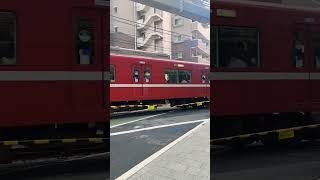 北品川駅付近踏切を通過する京急1500系。 #ショート #shorts #train #railway #Tokyo #railcrossing #北品川駅 #京急電鉄 #京急1500 #踏切　